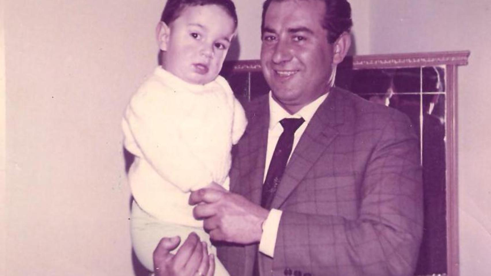 Rafael con su padre apenas con un año de vida.