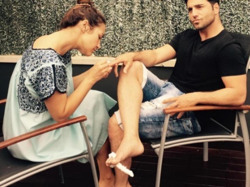 La pareja parece estar compenetrada hasta para hacerse la manicura.