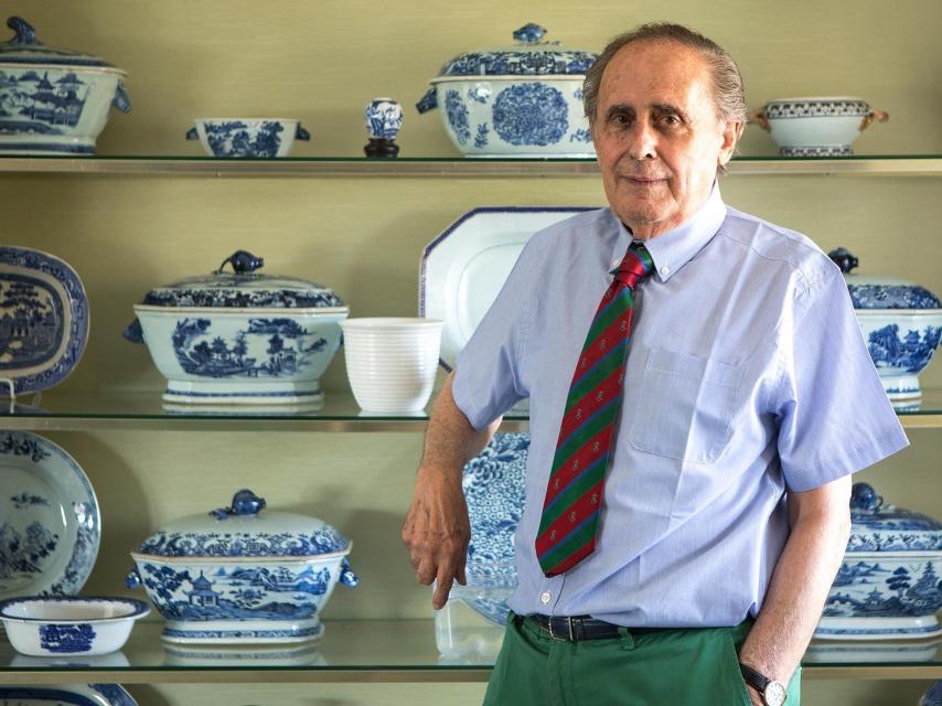 Peñafiel guarda un juego de porcelana en el salón de su casa.