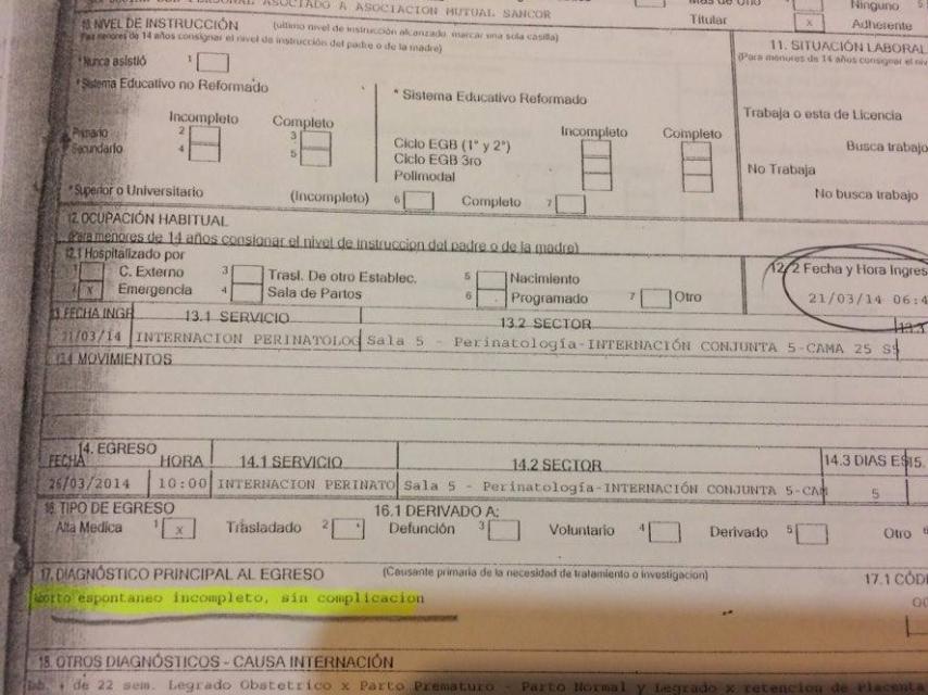 Historial clínico de Belén que habla de aborto espontáneo y registra la hora de ingreso.