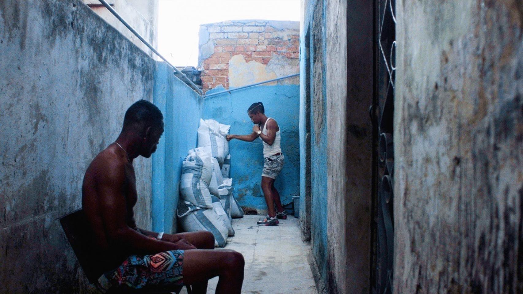 Entrenar en La Habana es duro. A menudo, Namibia utiliza sacos de obra para practicar