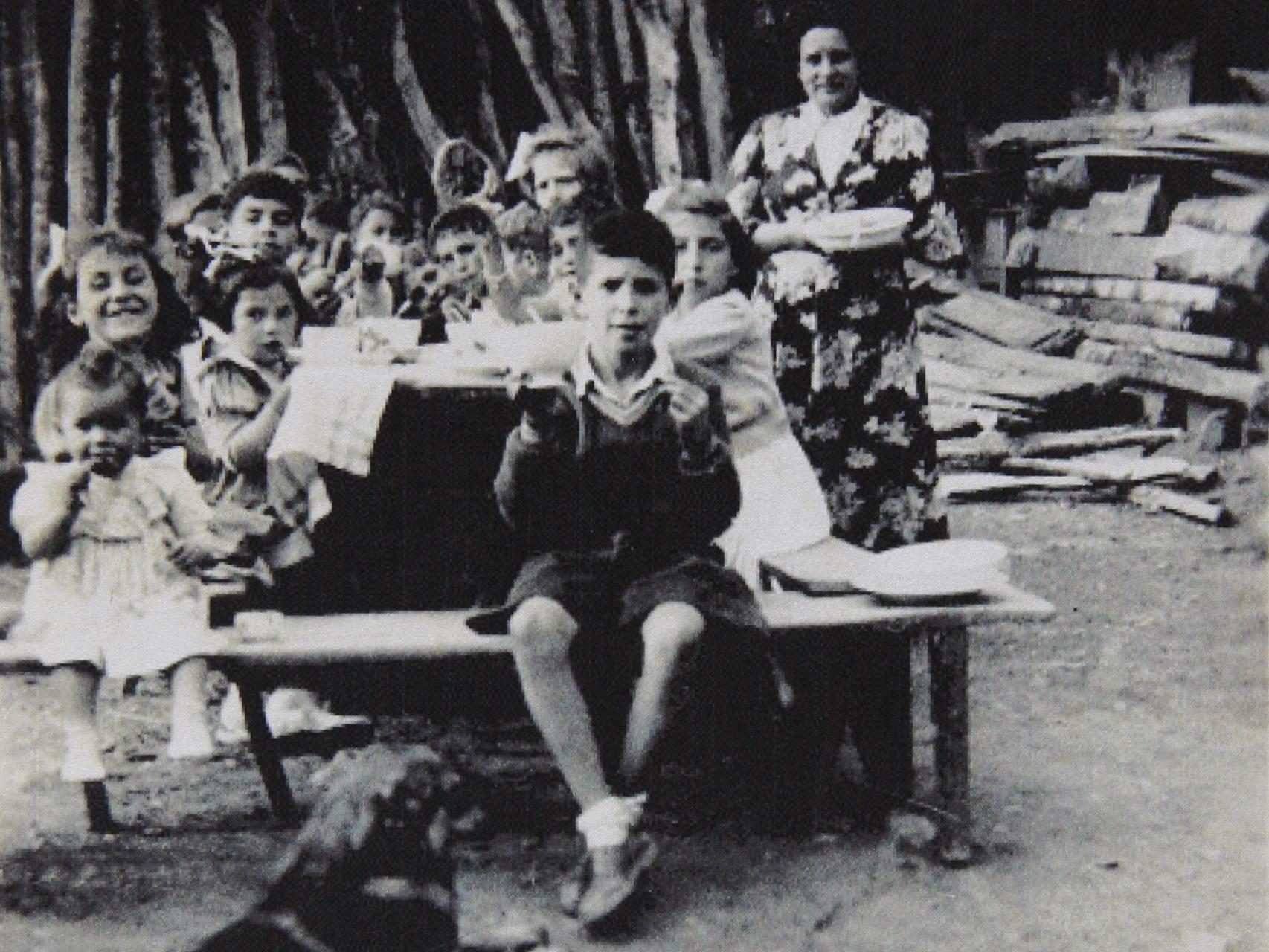 Miguel Ángel Revilla en primer plano con pantalón corto y calcetines en día de su Primera Comunión