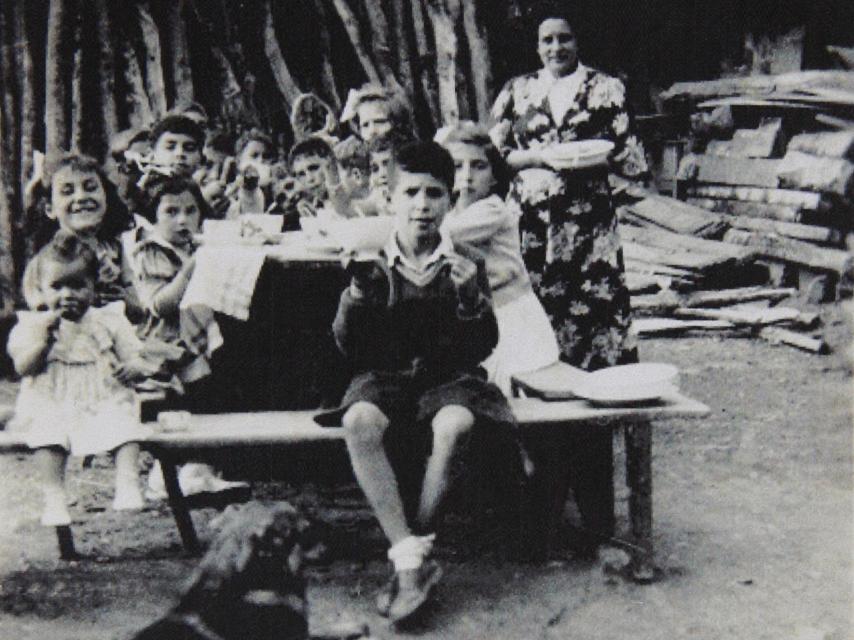 Miguel Ángel Revilla en primer plano con pantalón corto y calcetines en día de su Primera Comunión