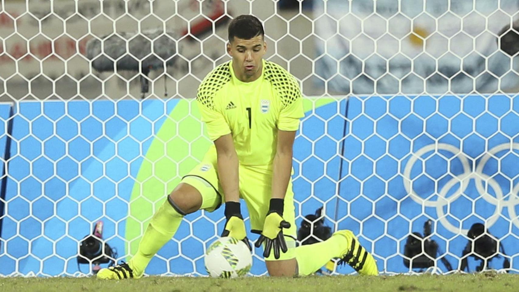 Rulli, en la acción que supuso el 2-0 para Portugal.