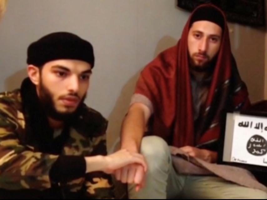 Adel Kermiche (i) en el vídeo reivindicativo del atentado que cometió en su pueblo, con su cómplice.