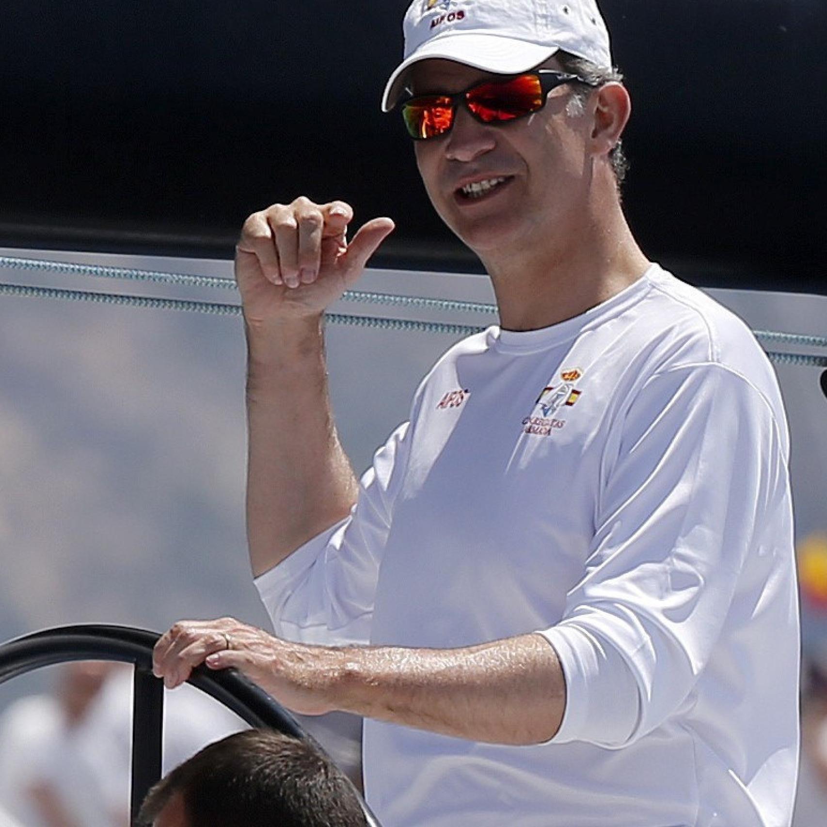 El monarca, a los mandos del timón.