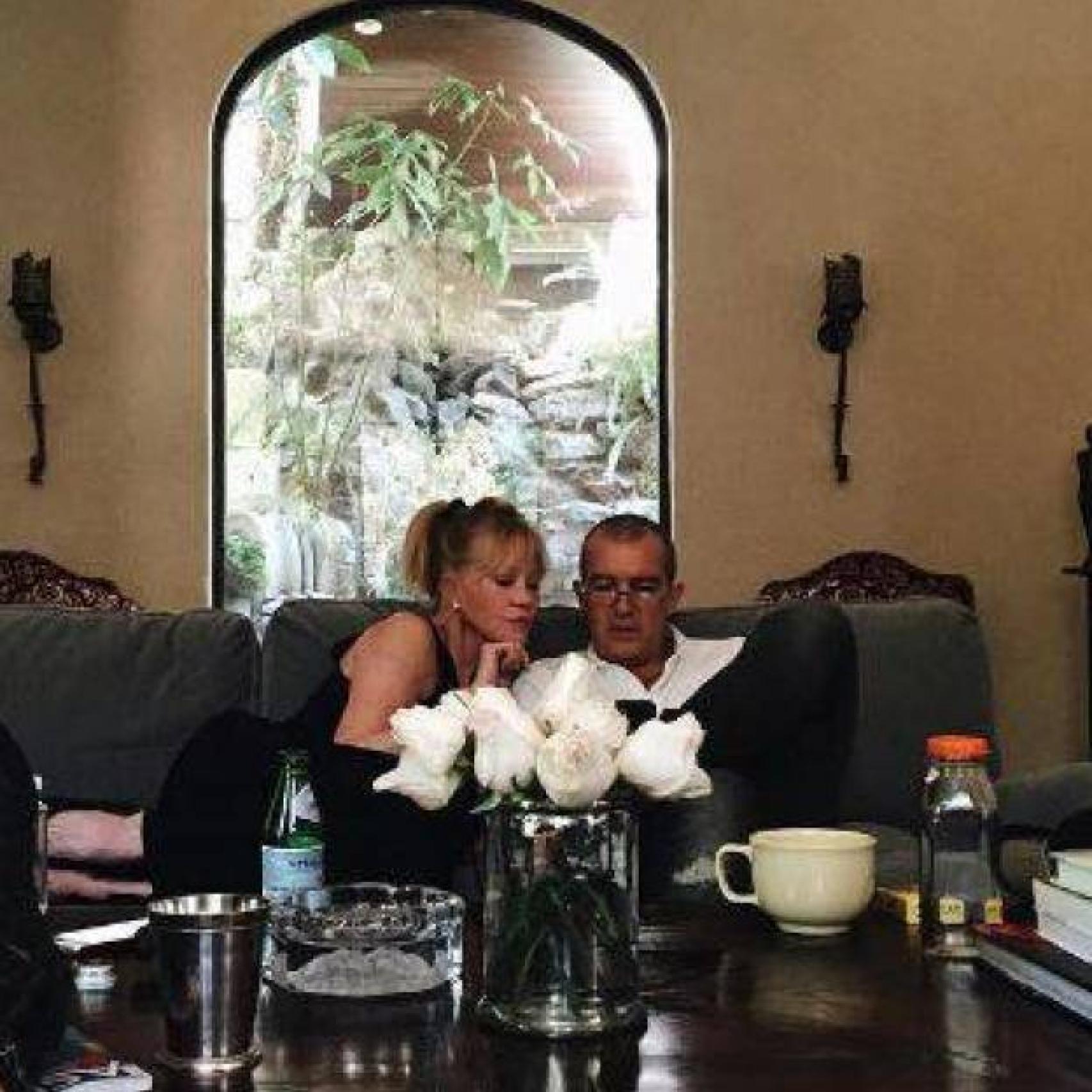 Melanie Griffith y Antonio Banderas, en la foto subida por su hija.