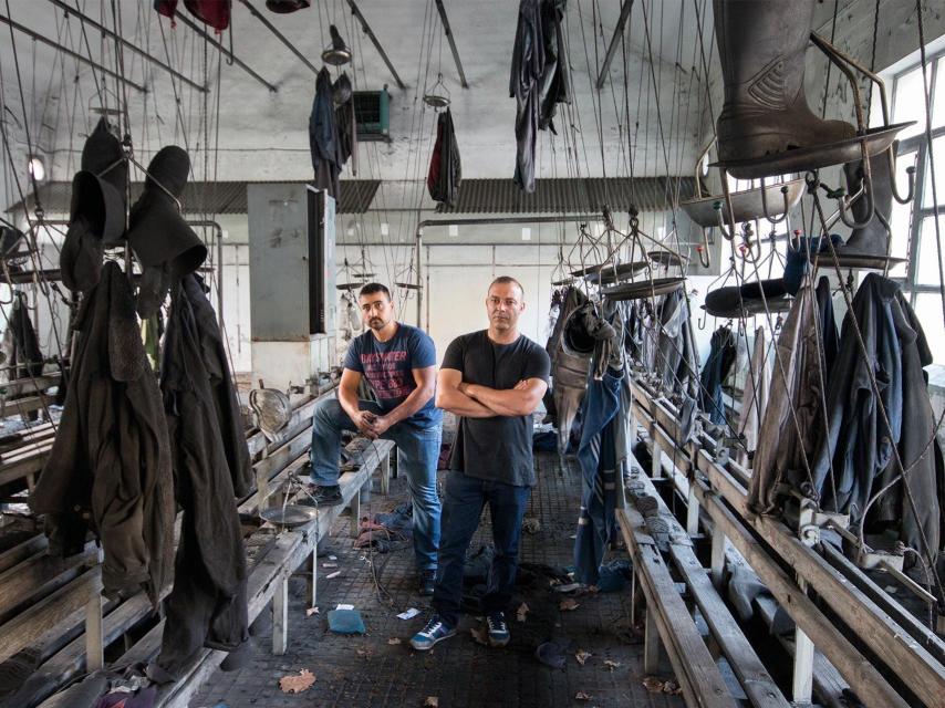 Sergio y Omar en uno de los vestuarios abandonados de Pozo Calderón