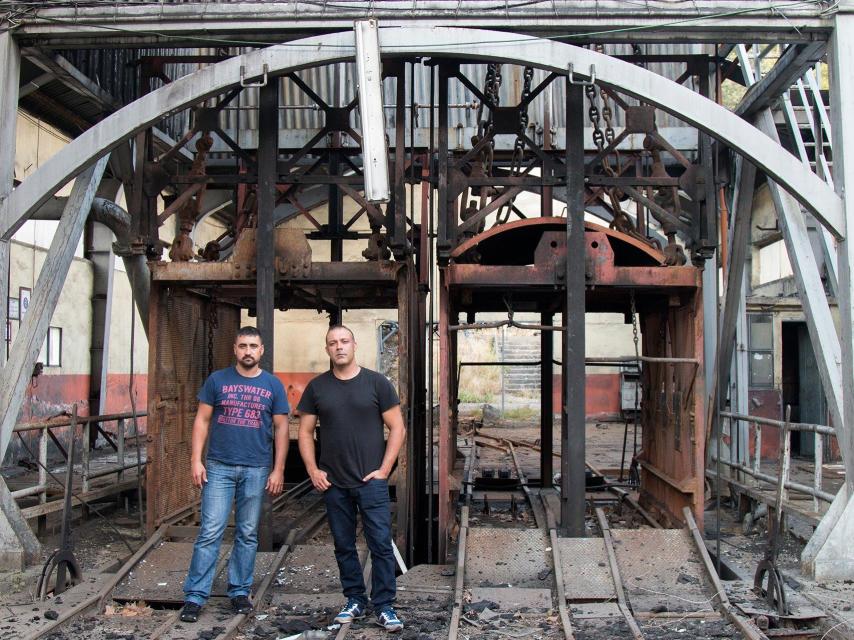 Sergio y Omar, en el montacargas que les descendía a más de 300 metros bajo tierra.