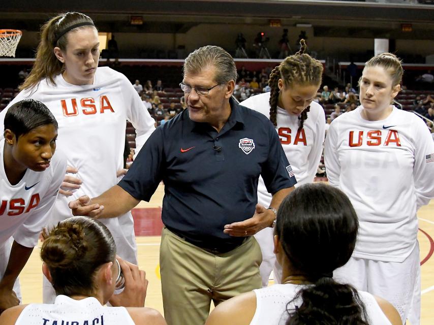 Geno Auriemma habla con sus pupilas durante un tiempo muerto.