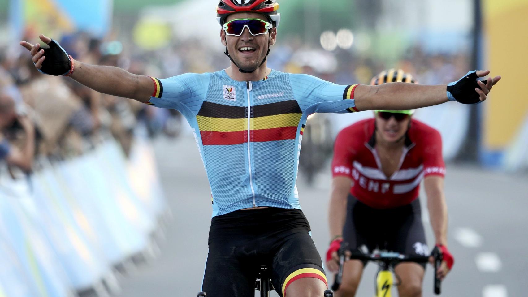 Van Avermaet levanta los brazos en la línea de meta por delante de Fuglsang.