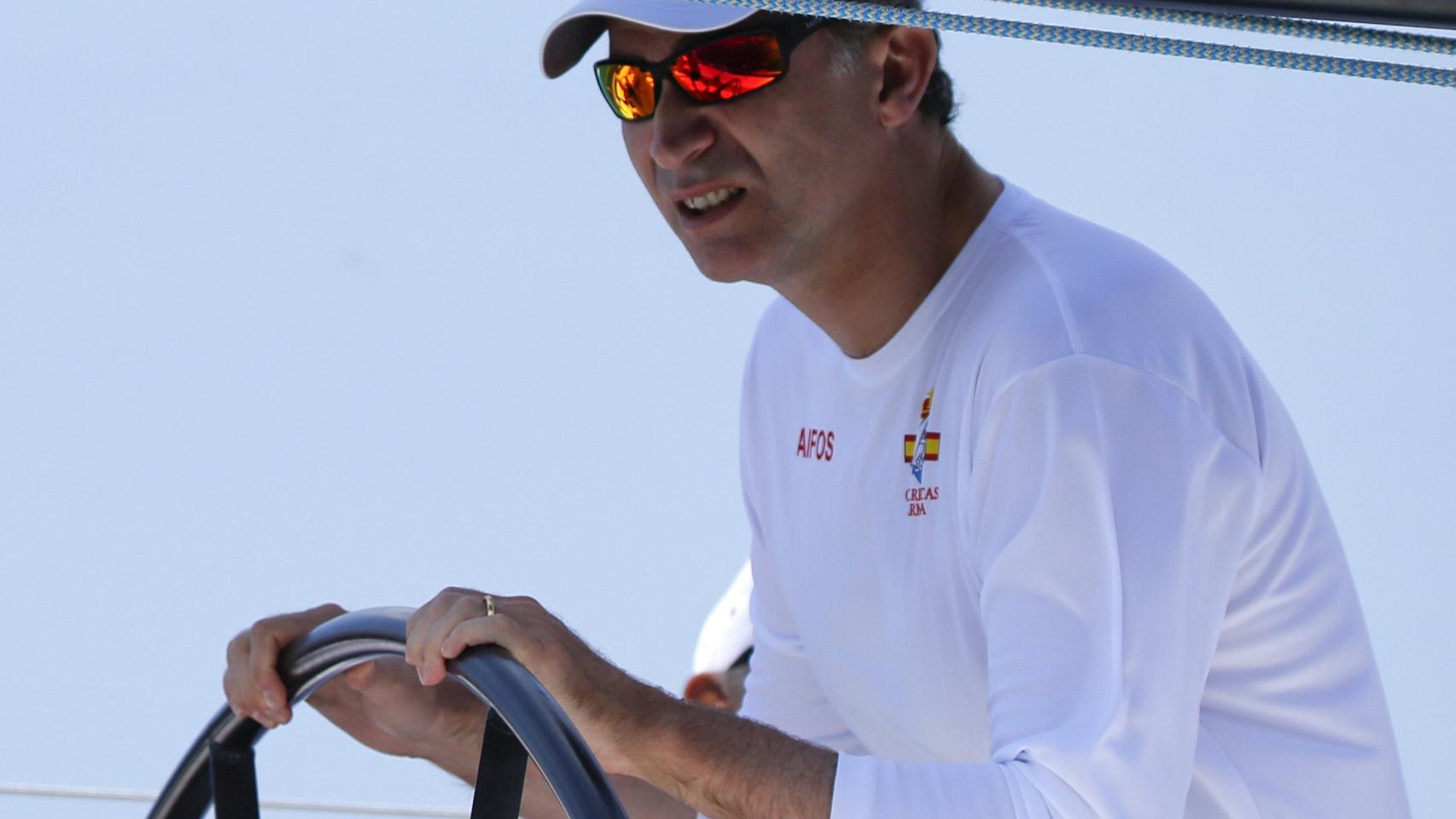 El rey, al timón del Aifos.