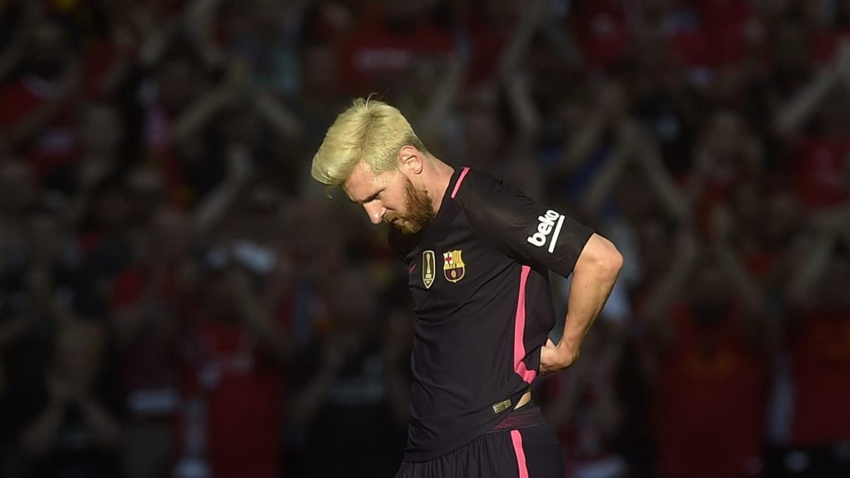 Messi, cabizbajo en Anfield.