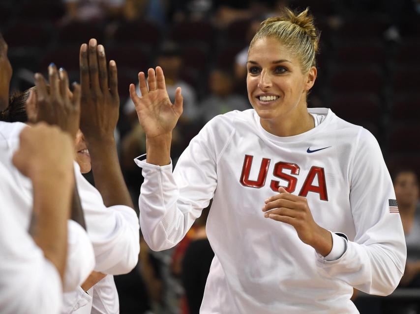 Elena Delle Donne antes de un encuentro con USA.