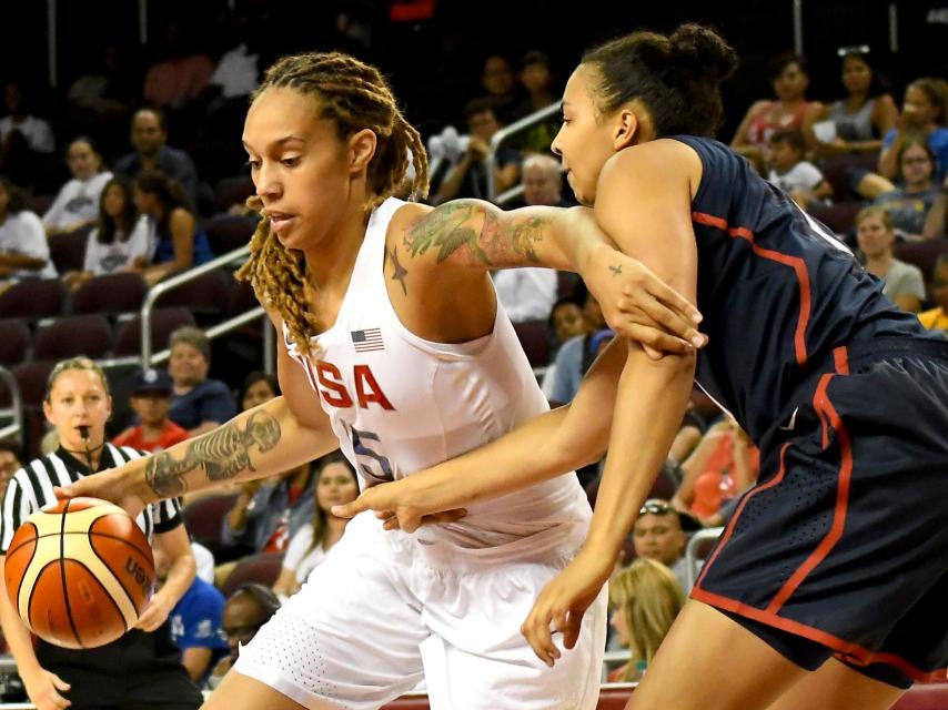 Brittney Griner intenta ganar la posición.