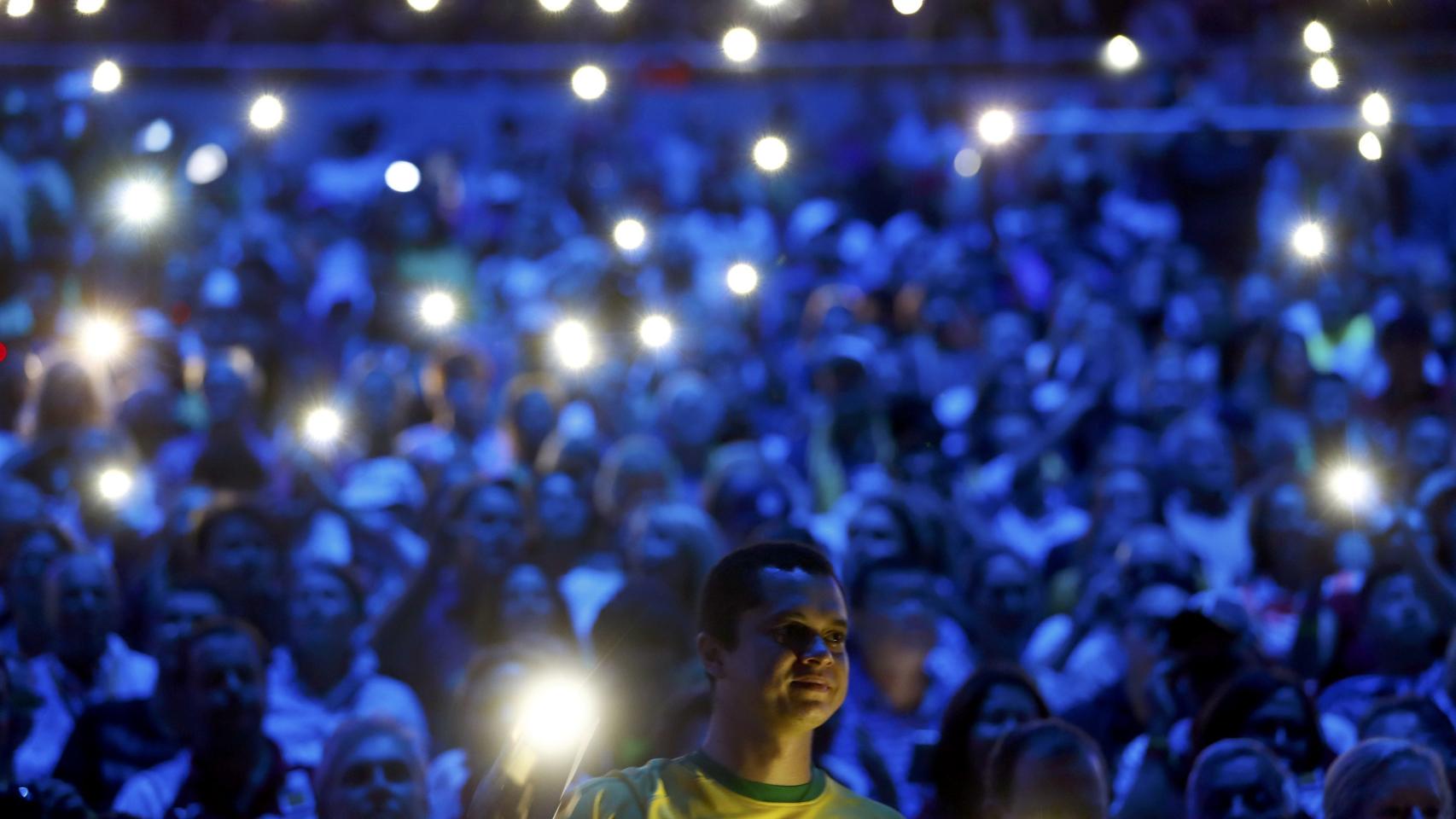 La ceremonia comenzó completamente a oscuras dentro de Maracaná.