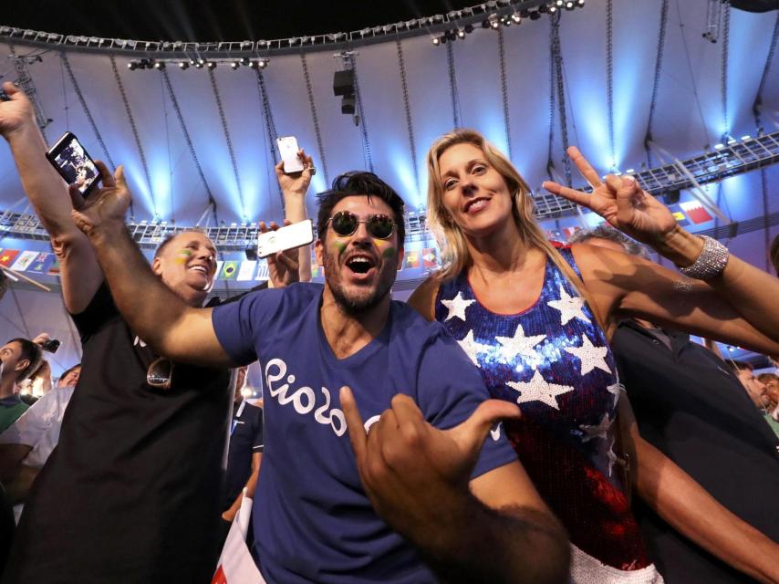 Dos aficionados durante la ceremonia de apertura.