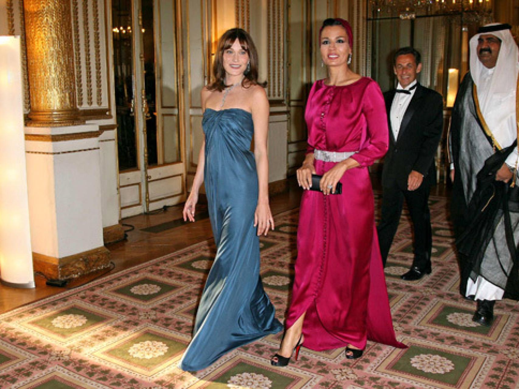La ex jequesa junto a Carla Bruni.