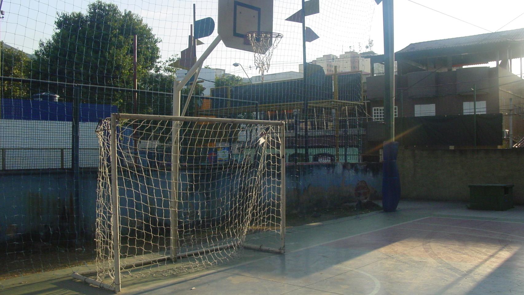 Una canasta y una portería de fútbol de la Villa.