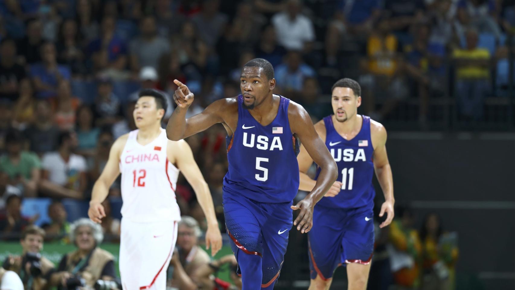 Kevin Durant señala tras anotar una canasta.