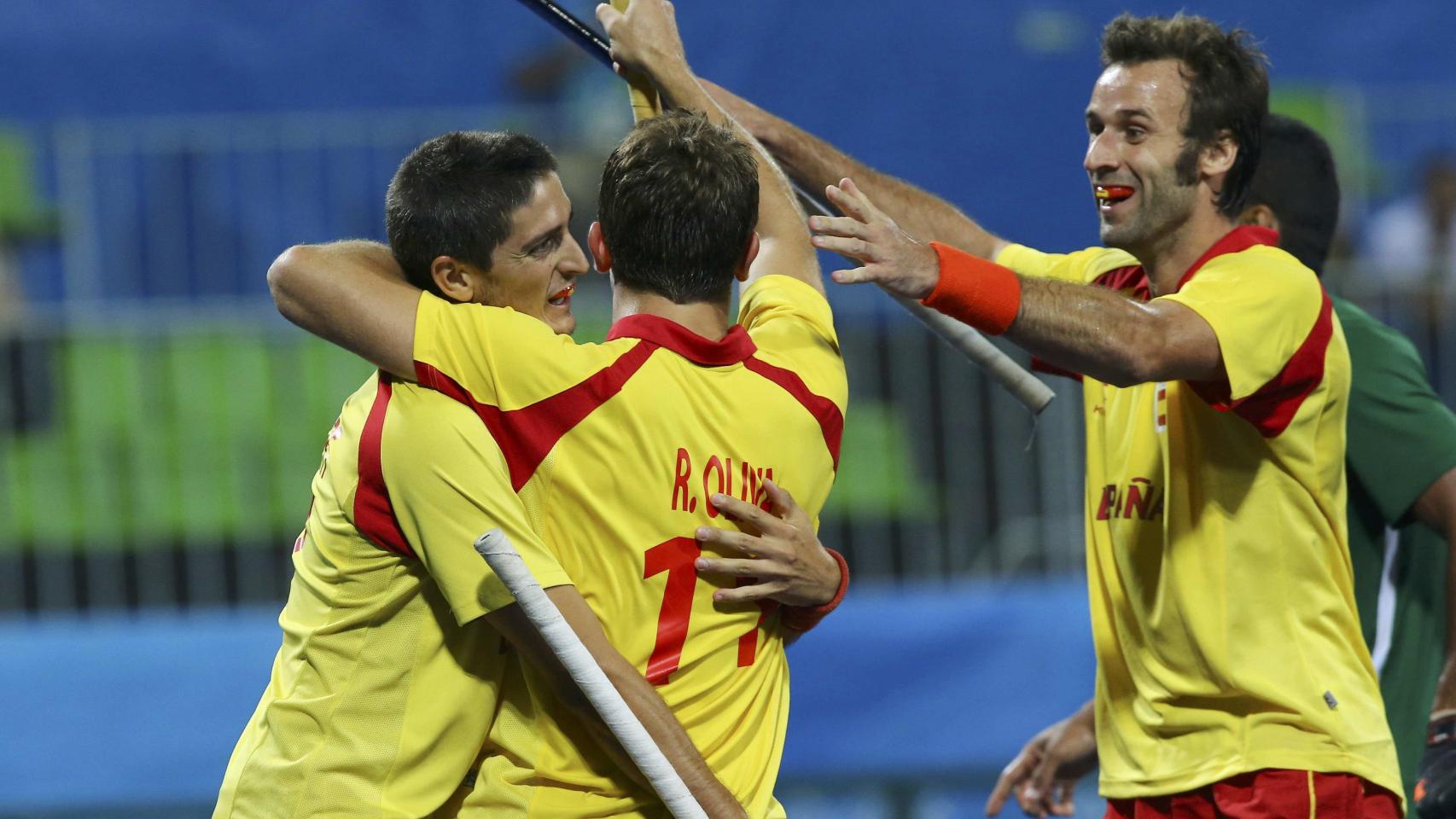 Varios jugadores españoles celebran un tanto.