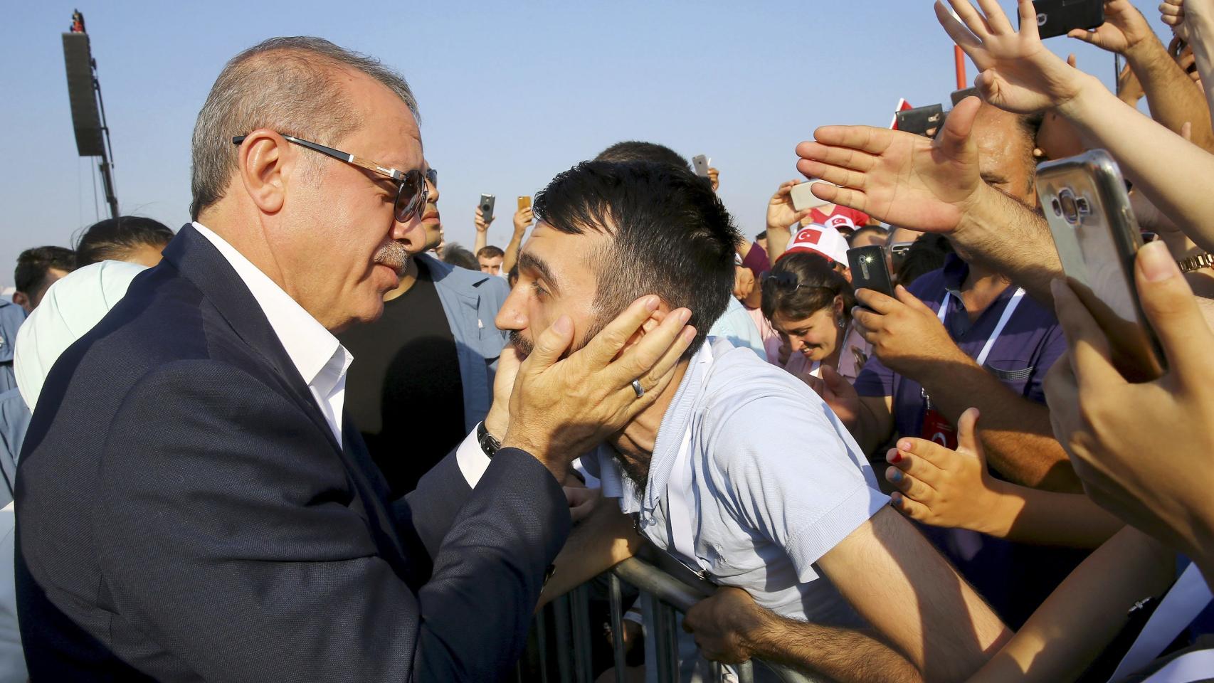 Erdogan, con uno de sus incondicionales.