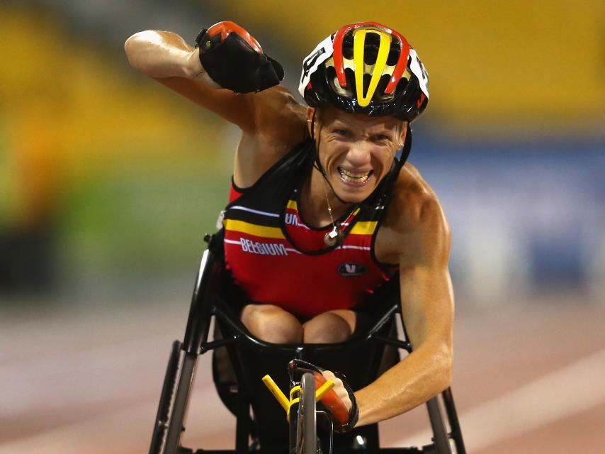 Marieke Vervoort celebra con rabia la victoria en los 100 metros de Londres.