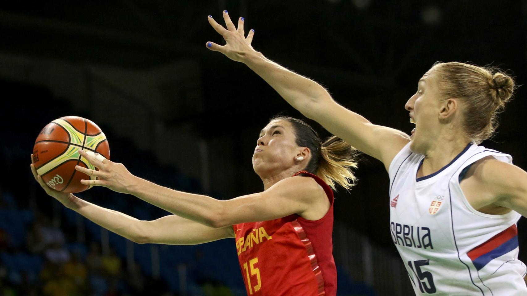 Anna Cruz intenta anotar ante Danielle Page.