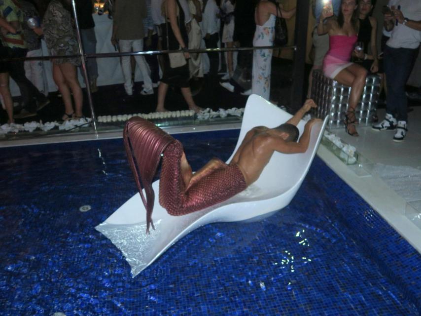 Un tritón coronaba la fiesta en la piscina.