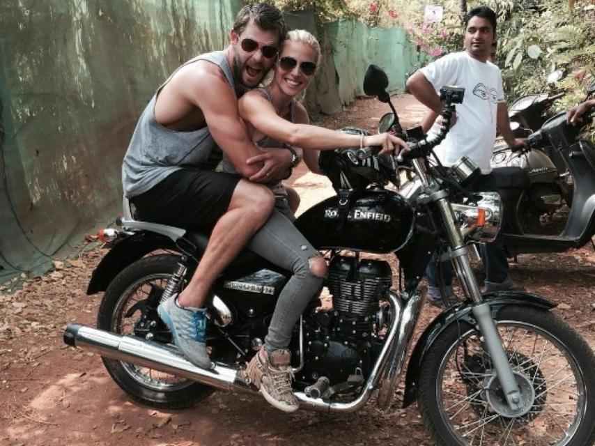 En moto, en bici, caminando o cocinando, las muestras de cariño entre la pareja son inevitables.