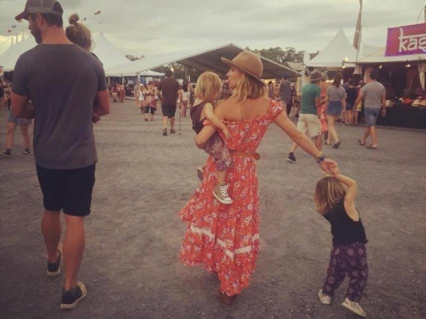 La familia unida en una feria de Australia.