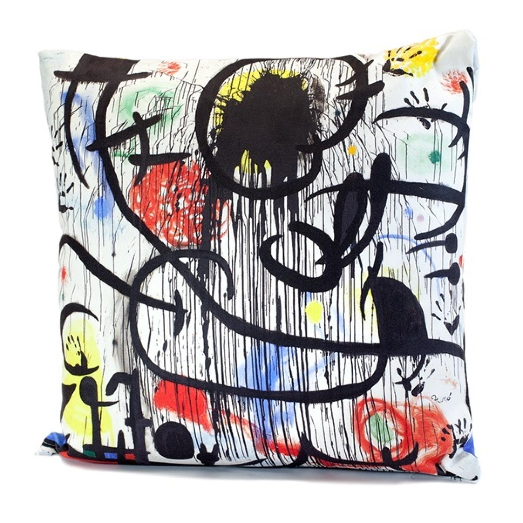 Cojín inspirado en Mayo del 68, de venta en la Fundació Joan Miró.