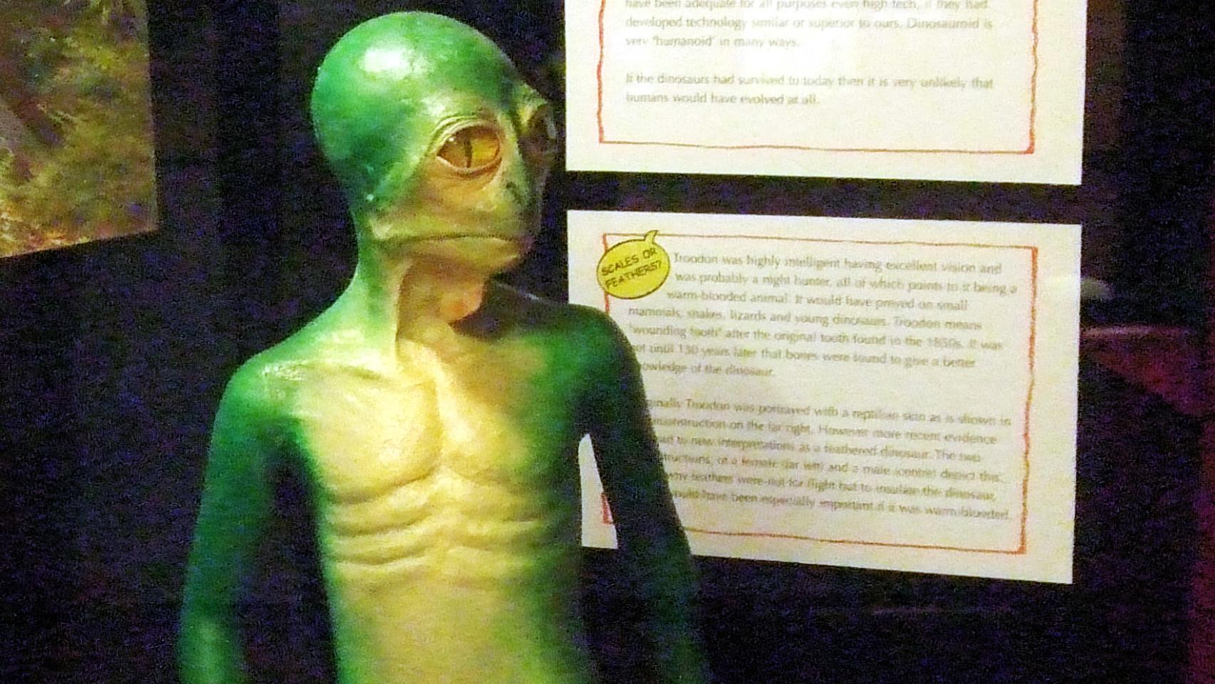 ¿Reptiles humanoides? Va a ser que no.