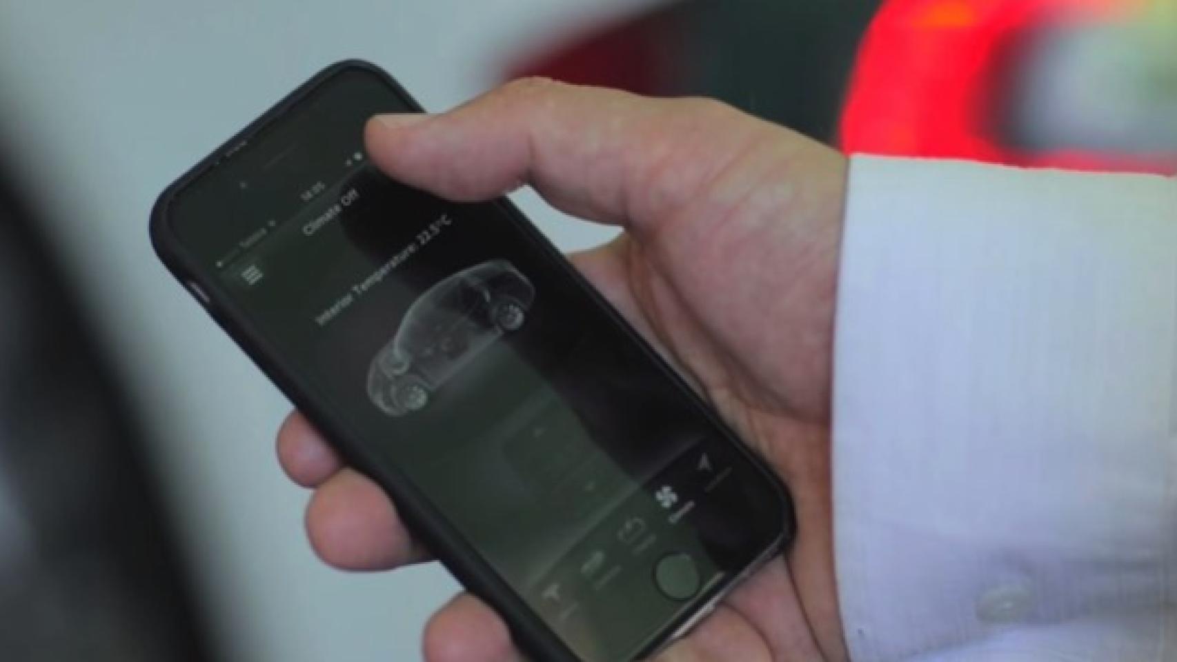 A través de su smartphone, el conductor puede configurar el piloto automático.