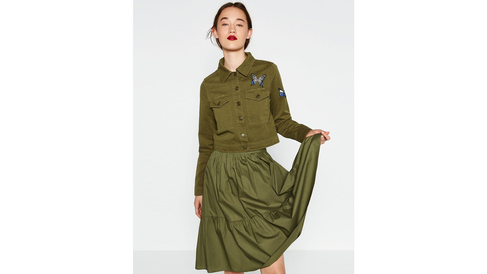 Chaqueta cropped militar de Zara (39,95 euros).