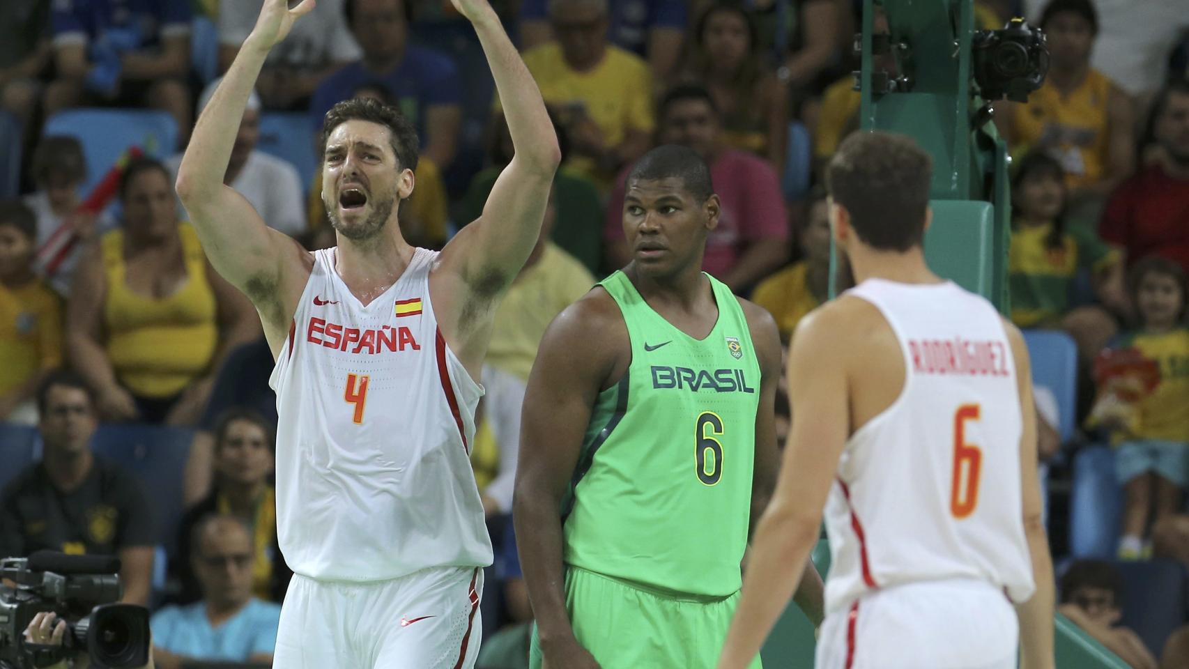 Pau Gasol protesta durante el encuentro ante Brasil.