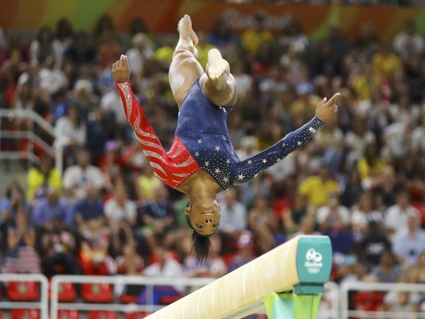 Simone Biles, durante el ejercicio de barra en el concurso por equipos.