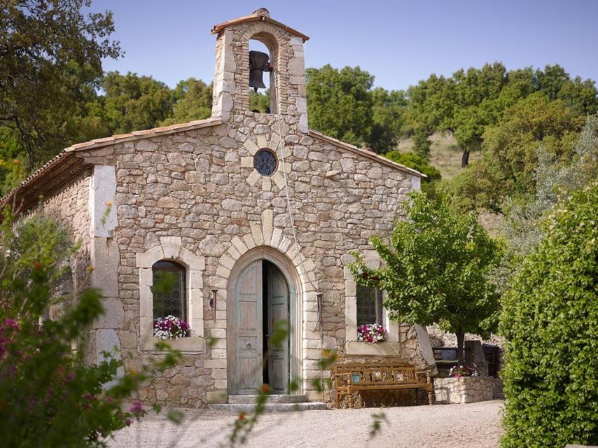 Fachada de la iglesia del pueblo