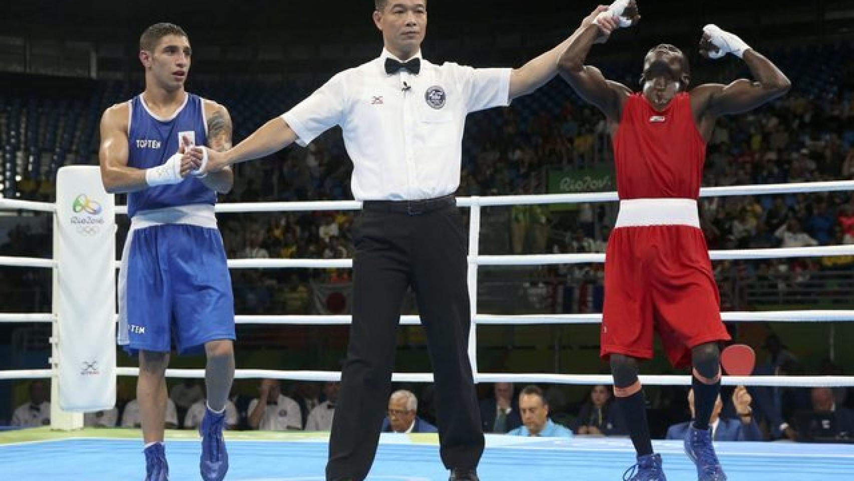 Martínez celebra su victoria mientras Carmona aplaude deportivamente.
