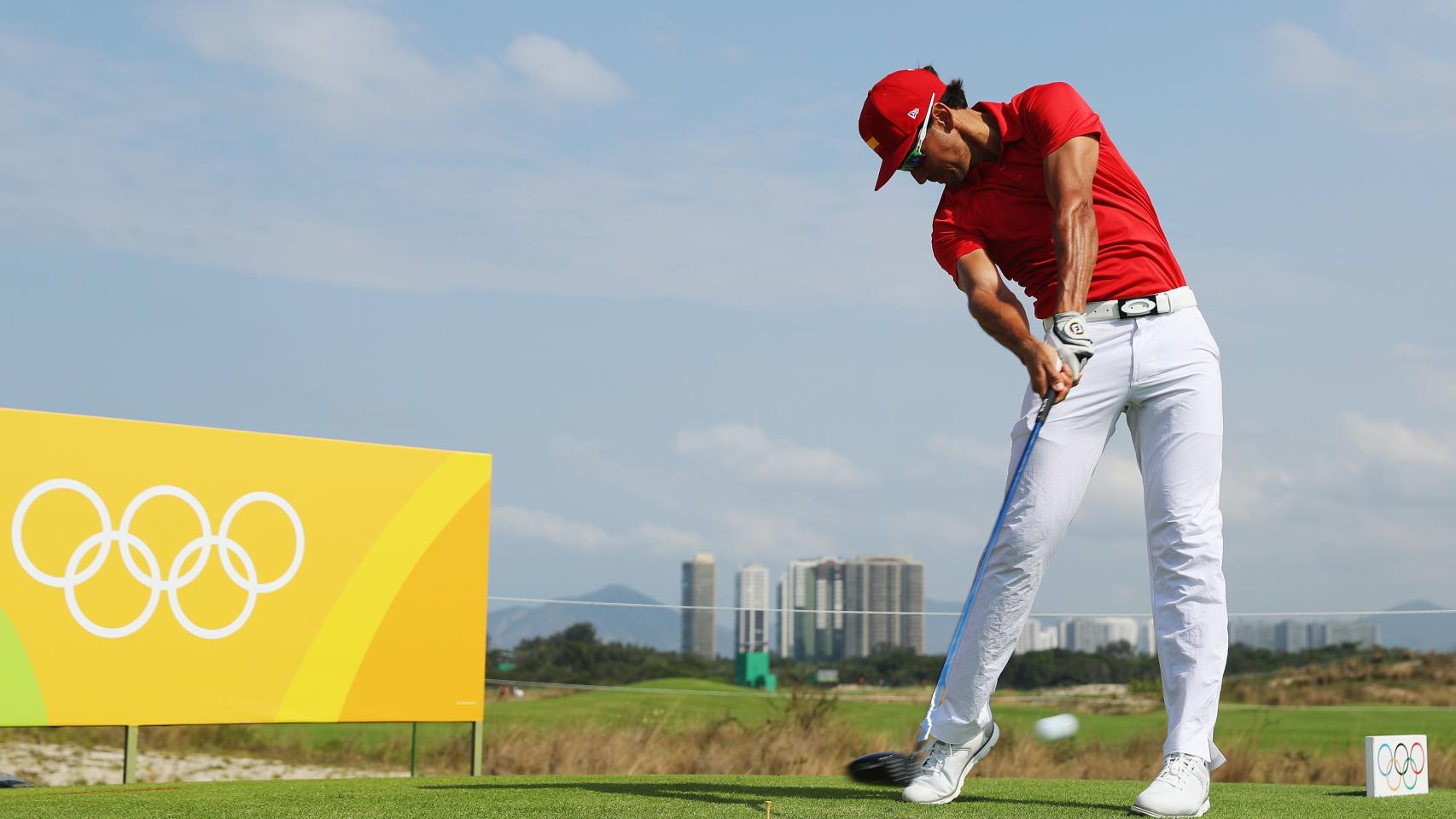 Rafael Cabrera-Bello golpeando la pelota.