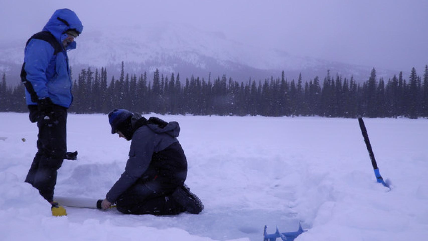 Mikkel W. Pedersen y un compañero preparando la extracción de muestras de los sedimentos del lago.