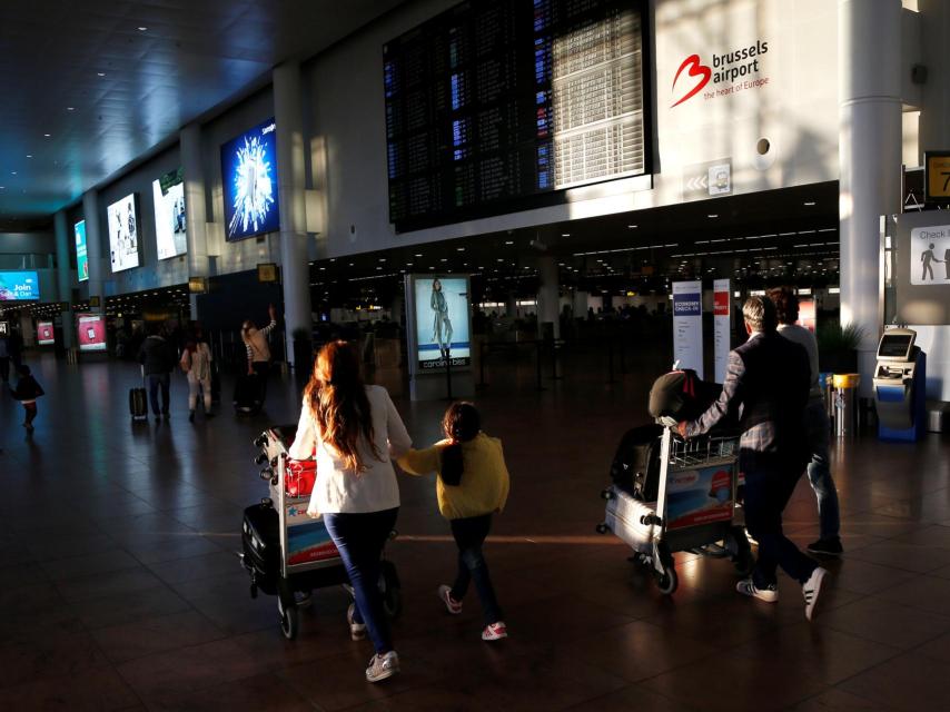 Pasajeros caminando en el aeropuerto de Zaventem.