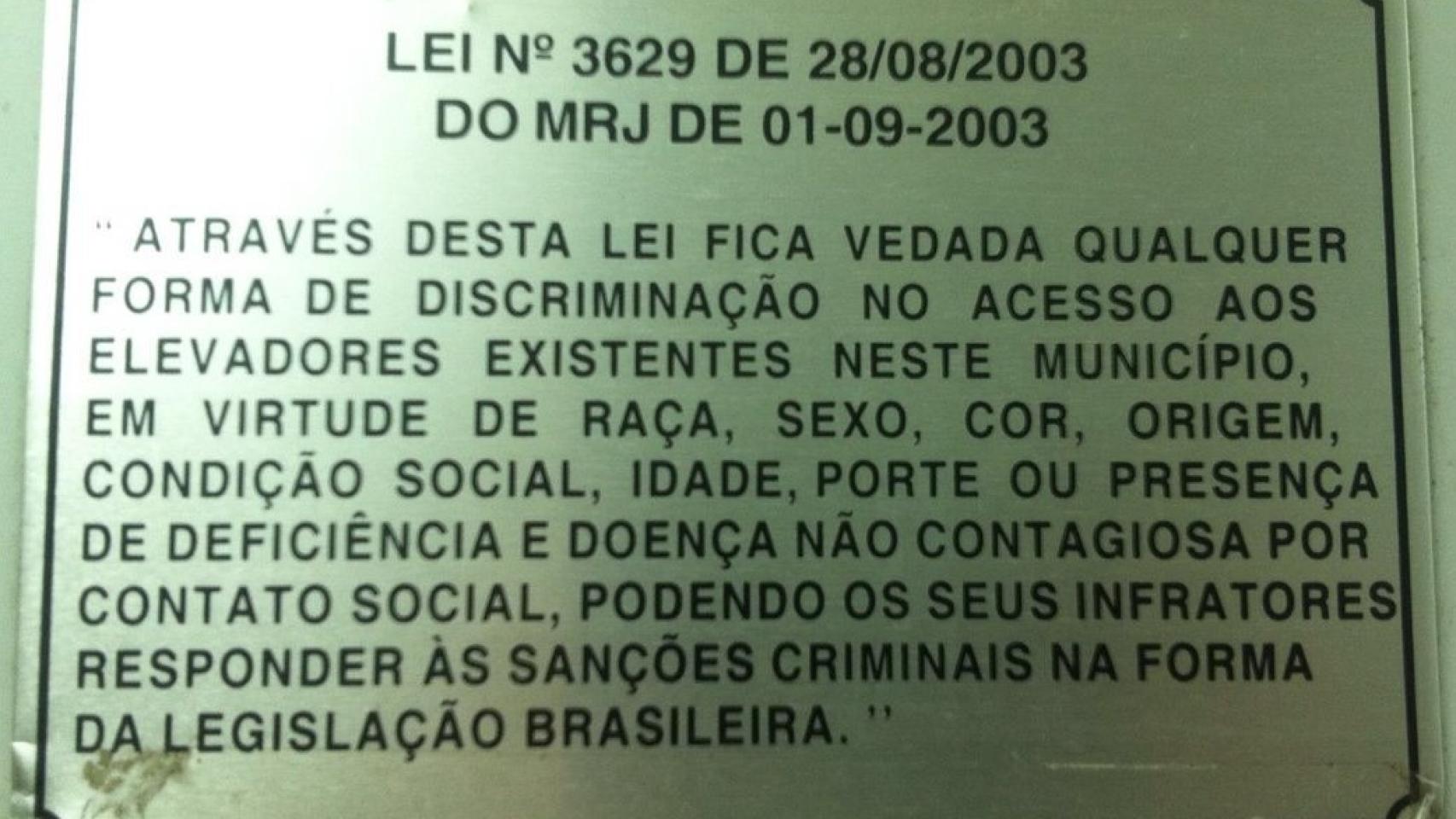 Mensaje en un ascensor.