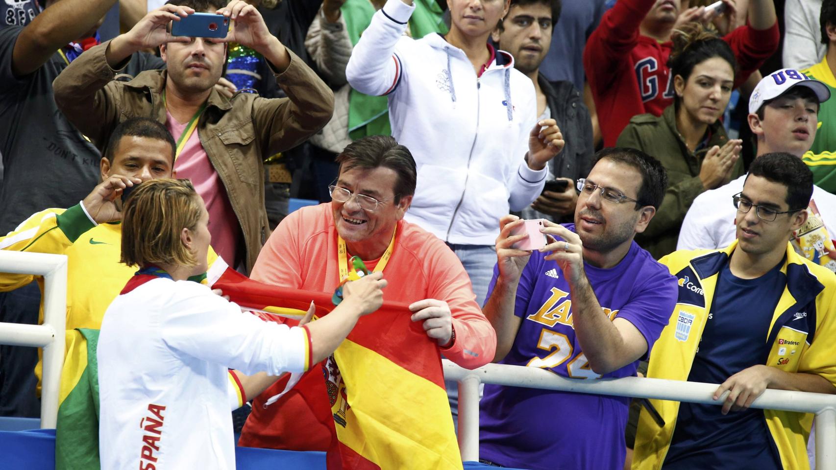 Belmonte abraza a su padre tras su victoria en 200 mariposa