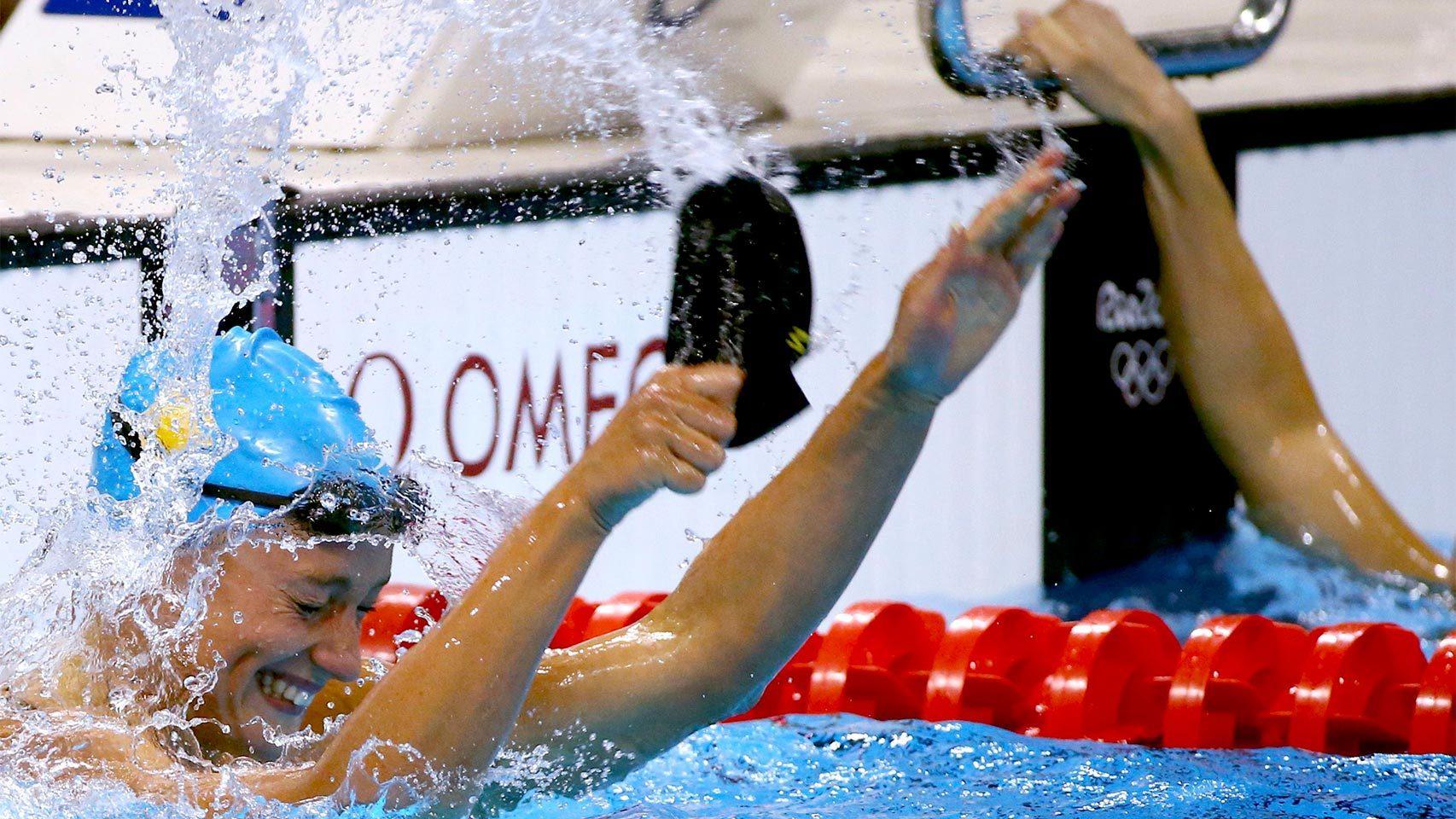 Mireia se quita el gorro tras imponerse en la prueba de 200 mariposa