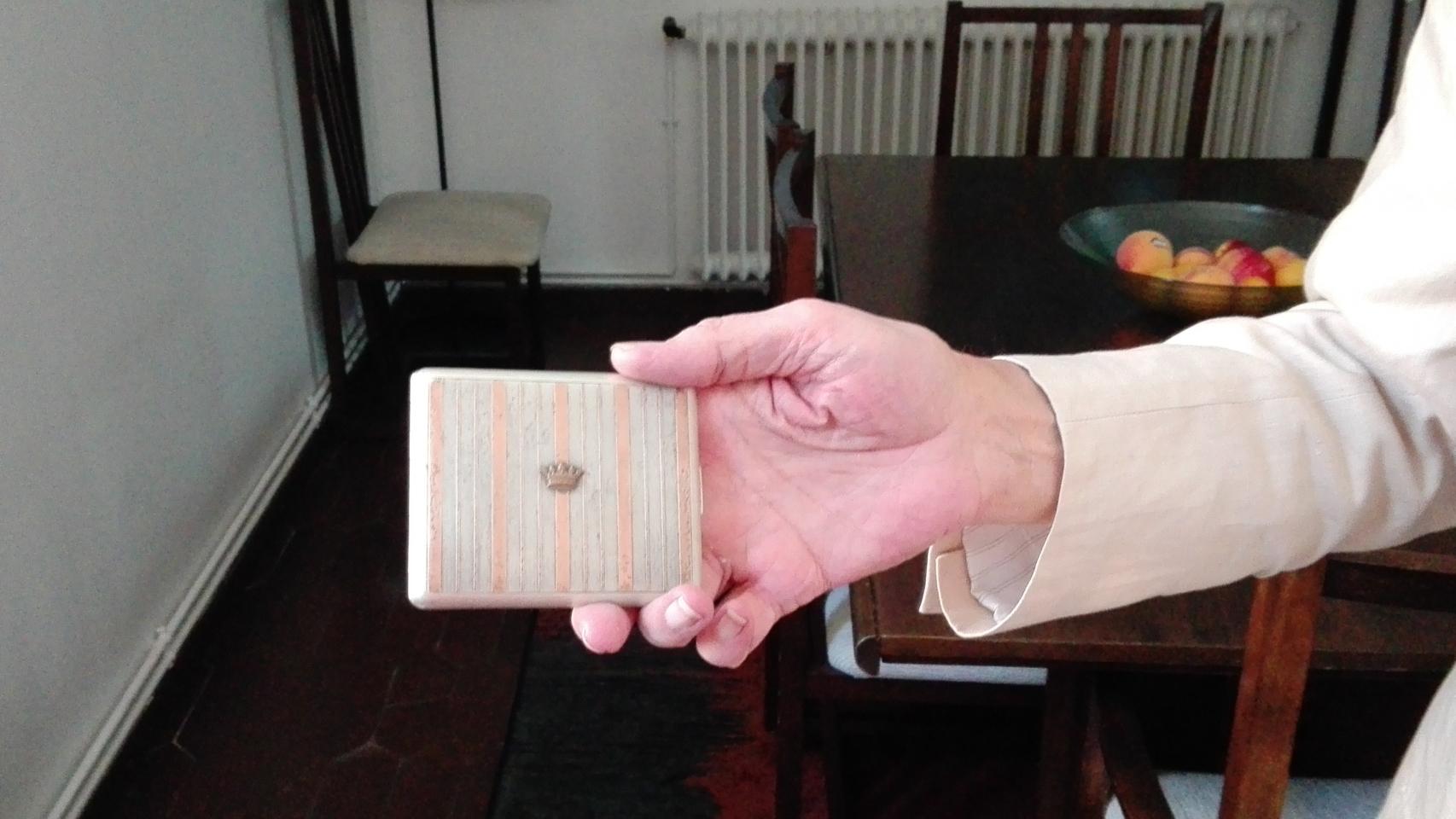 La pitillera que conserva Rico de su abuelo. / A.G.