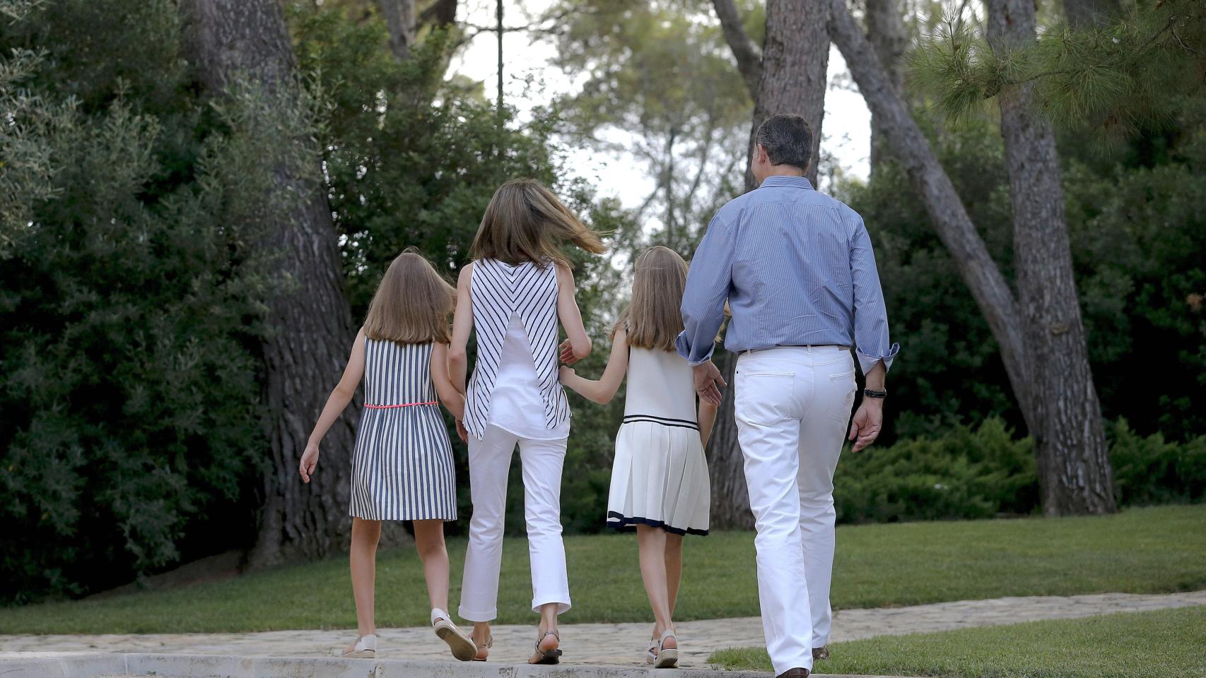 Don Felipe y su familia, en los jardines de Marivent.