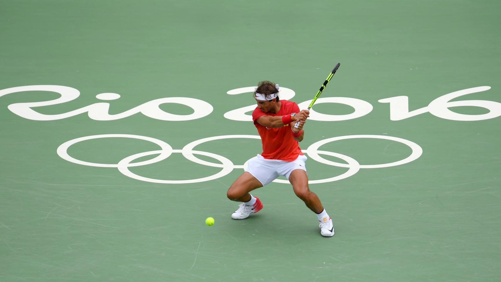 Rafa Nadal golpea la pelota en su partido contra Gilles Simon.