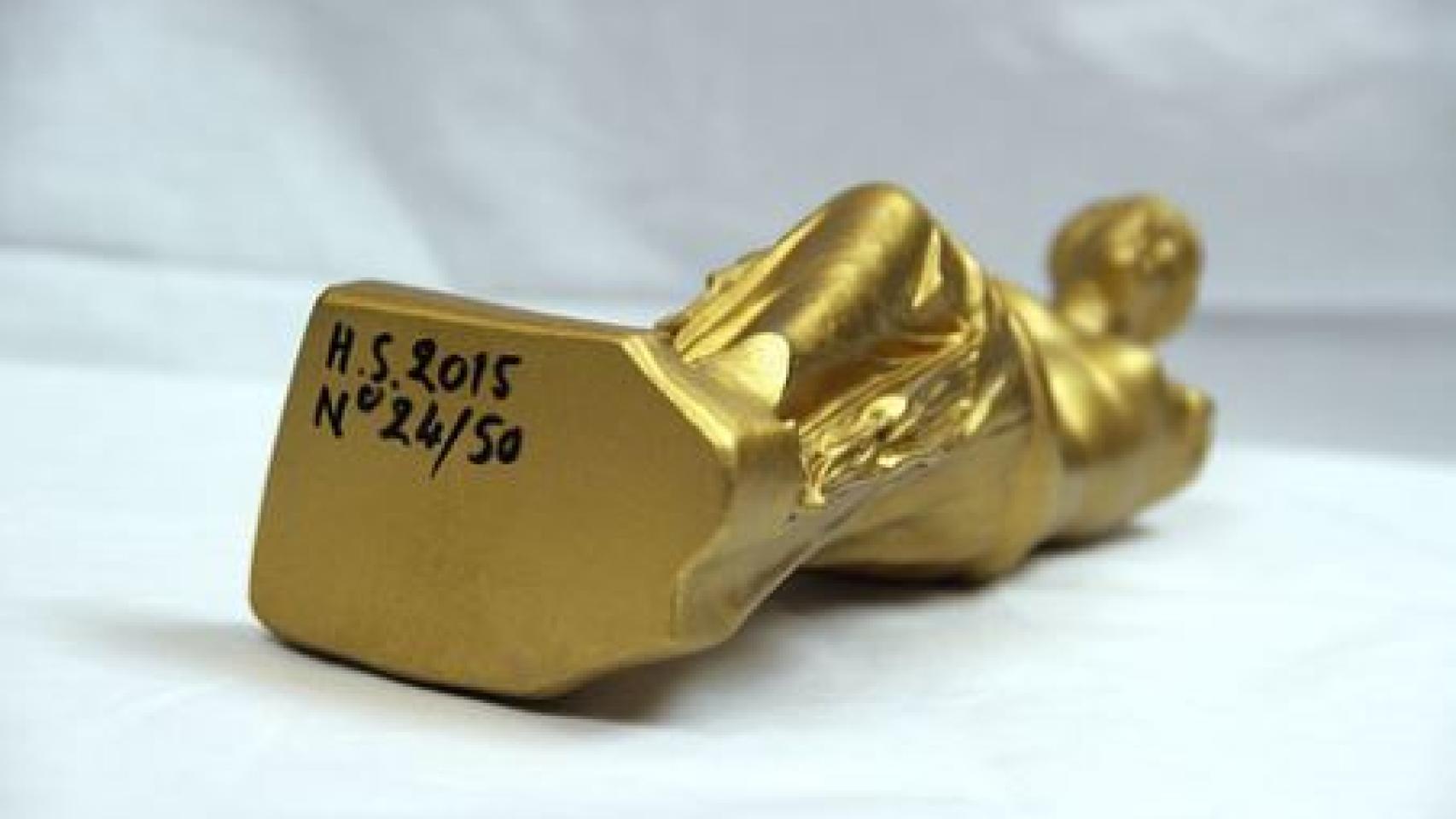 La opción dorada, de plástico y numerada en una tirada de 50.