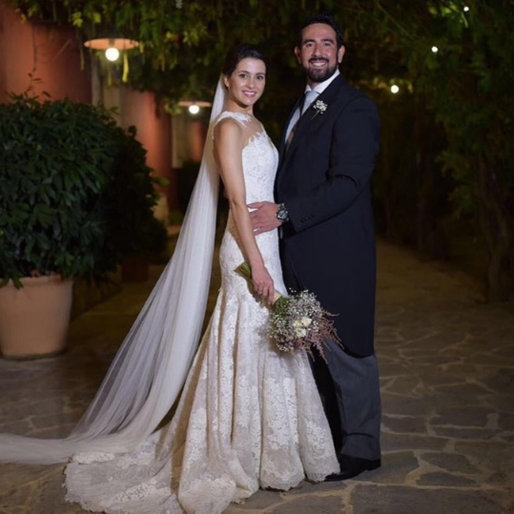 Inés y Xavier espléndidos y sonrientes el día de su boda.